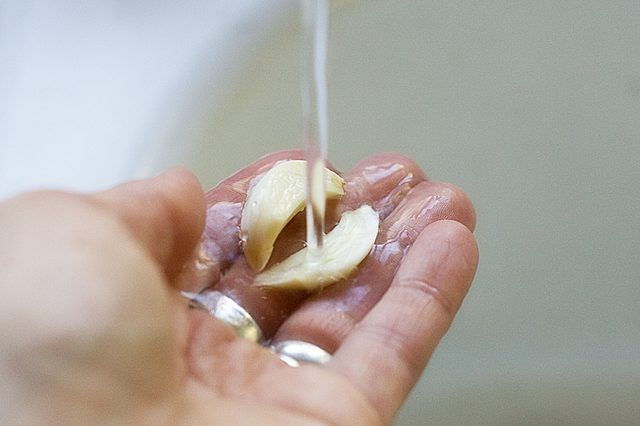Can We Eat Raw Garlic? Benefits, Risks and the 10-Minute Rule